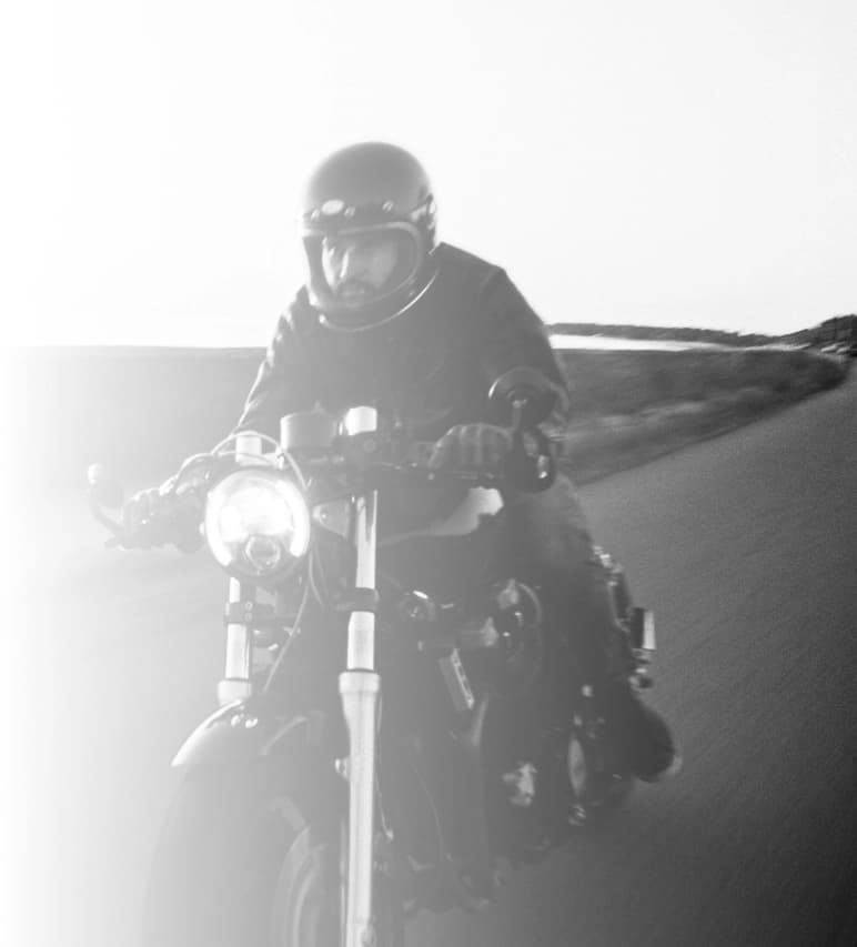 Moto sur une route de montagne